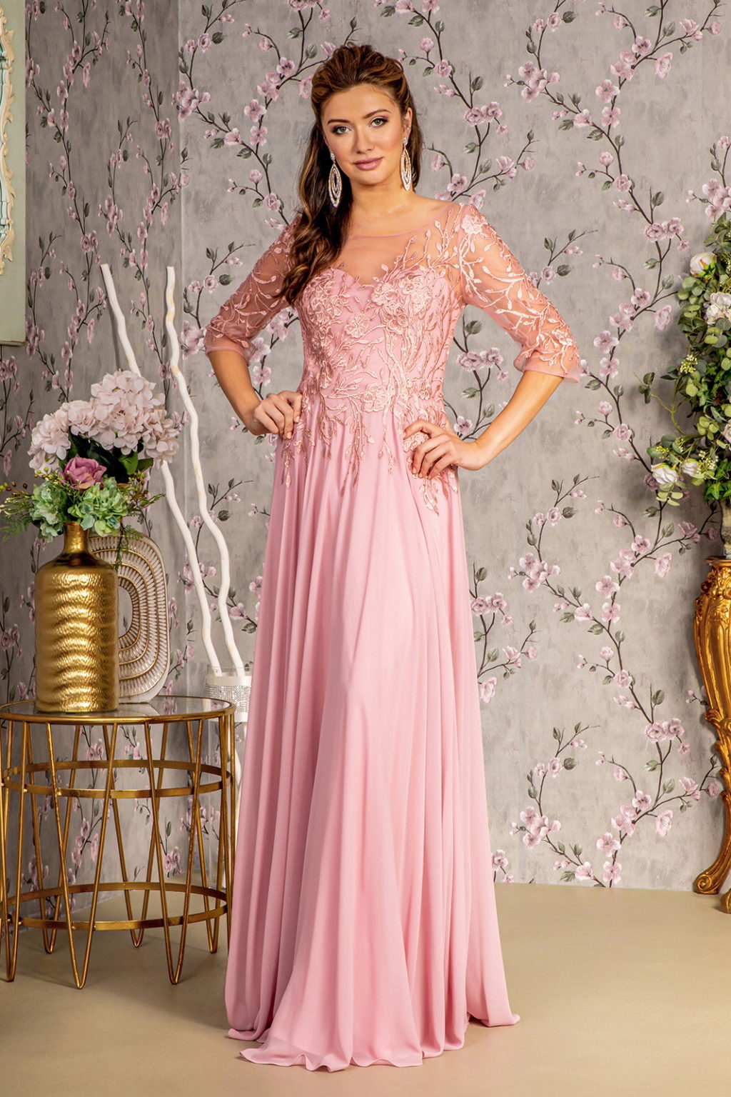 Robe longue ligne A en mousseline avec broderie de perles et encolure transparente dos en V