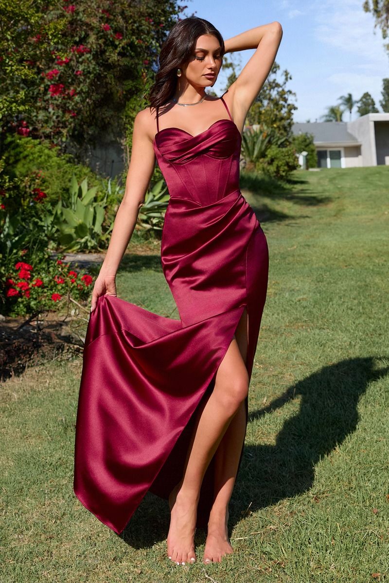 Robe ajustée à encolure cœur et fines bretelles