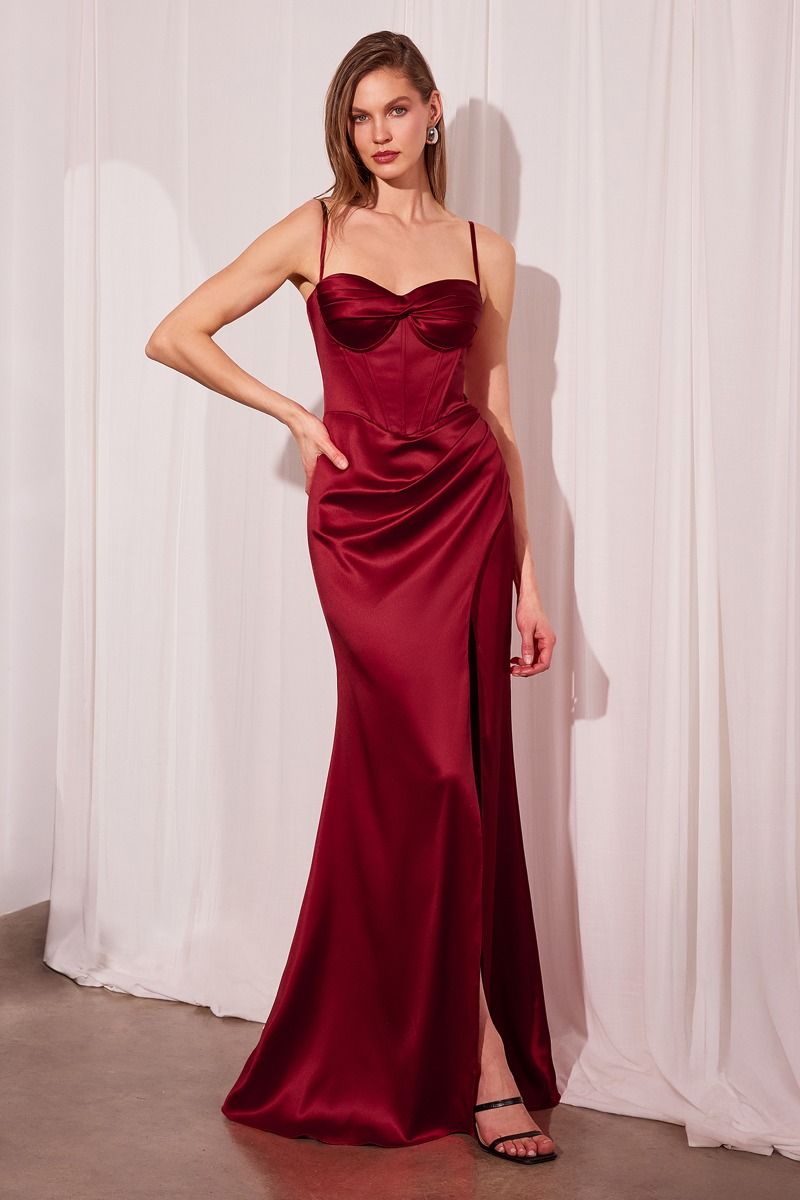 Robe ajustée à encolure cœur et fines bretelles